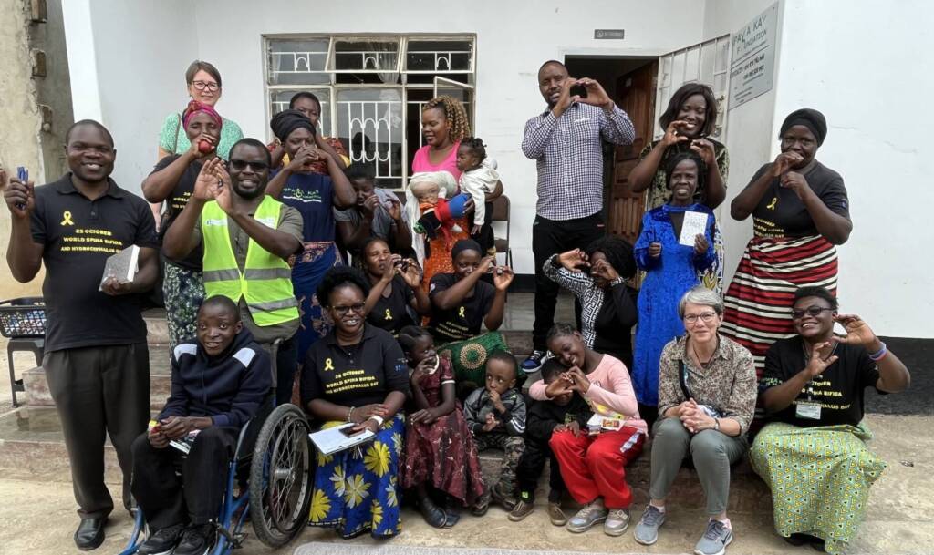 Bli med og gjør en forskjell - sammen kan vi utrette mye! En vervekampanje til RH-foreningen sitt Aminafond der pengene går til bistandsarbeid i Afrika. Bildet viser både voksne og barn i Afrika som smiler og viser hjertetegn til kamera fra prosjektbesøk 2024.